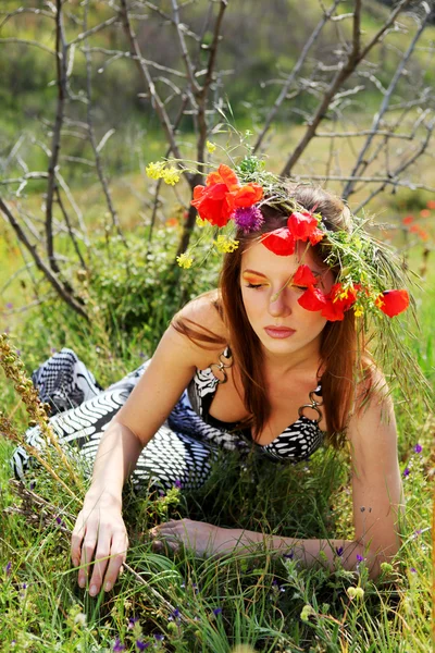Woman and circlet of flowers — Stock Photo, Image