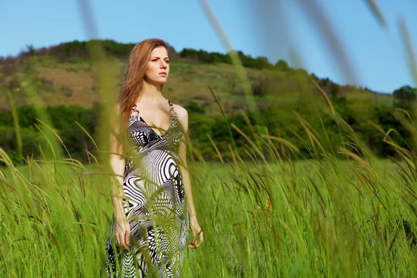 Kvinna och grönt gräs — Stockfoto