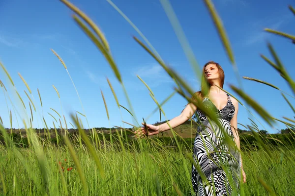 Kobieta i trawa zielona — Zdjęcie stockowe