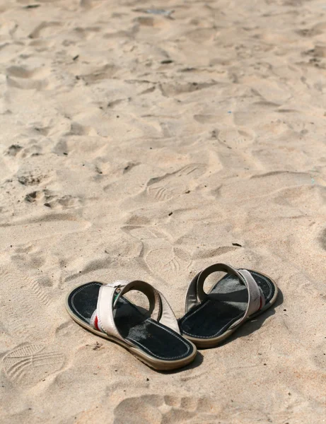샌들과 모래 — 스톡 사진