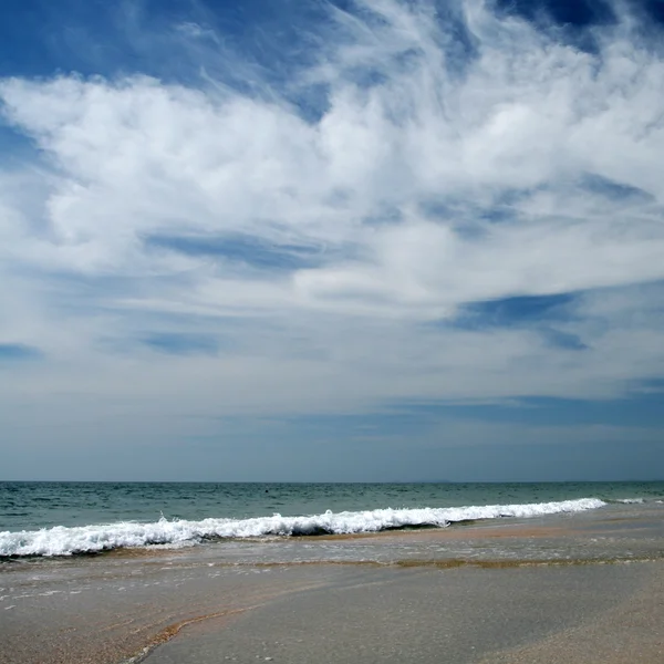 Mar e céu com nuvens — Fotografia de Stock