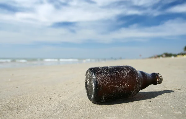 Flaska på stranden — Stockfoto