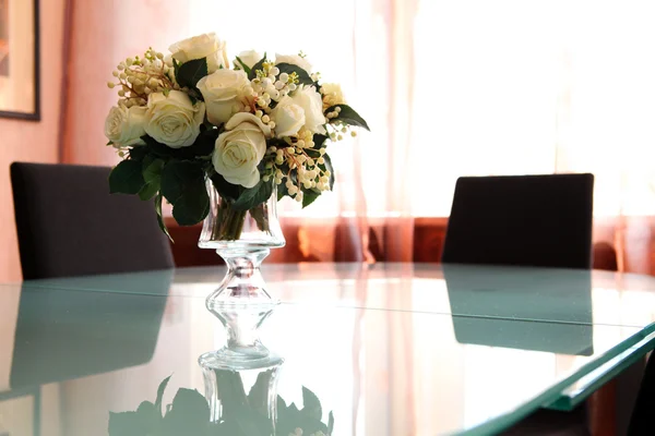 탁자 위의 꽃들 — 스톡 사진