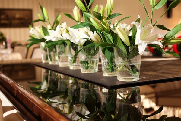 Blommor i glas — Stockfoto