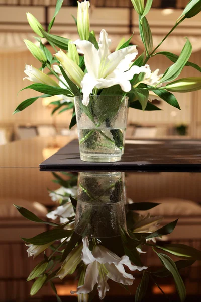 Kwiaty na stole — Zdjęcie stockowe