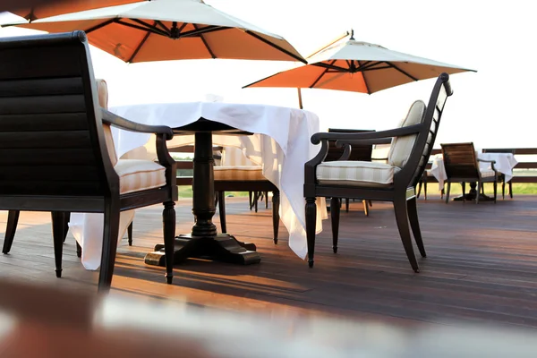 Tisch unter Sonnenschirmen — Stockfoto