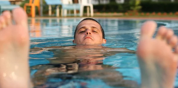 Uomo e piscina — Foto Stock