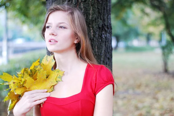 노란 잎을 가진 여자 — 스톡 사진