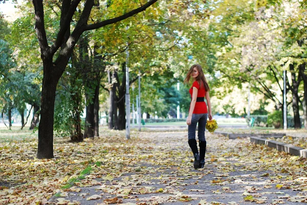 Parkta yürüyen kadın — Stok fotoğraf