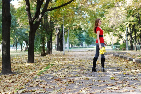 Donna che cammina nel parco — Foto Stock
