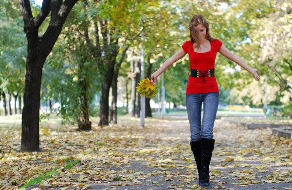 Kvinnan promenader i parken — Stockfoto