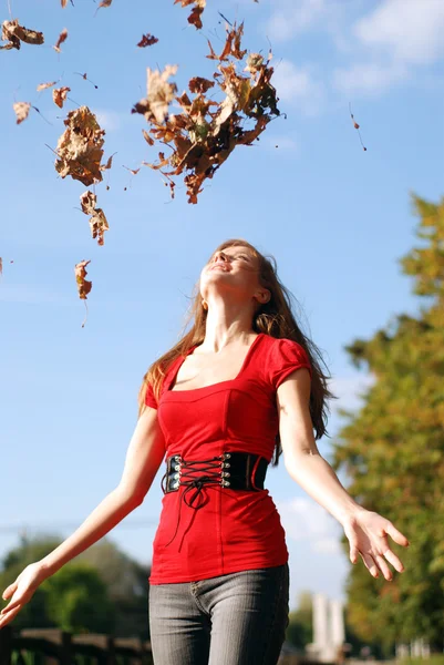 Žena a javorový list — Stock fotografie