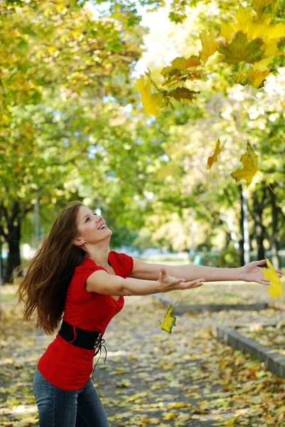 女人和枫树的叶子 — 图库照片