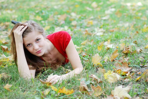 Vrouw op het gras — Stockfoto