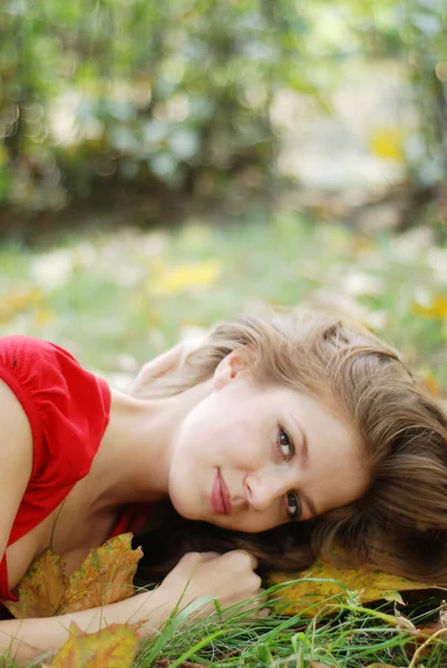 若い女性との葉 — ストック写真