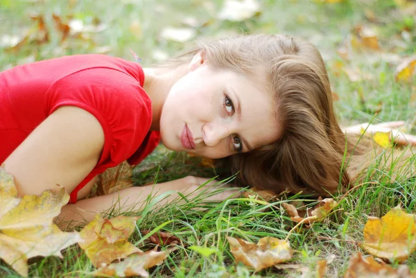 若い女性との葉 — ストック写真