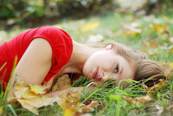 Genç kadın ve yaprakları — Stok fotoğraf