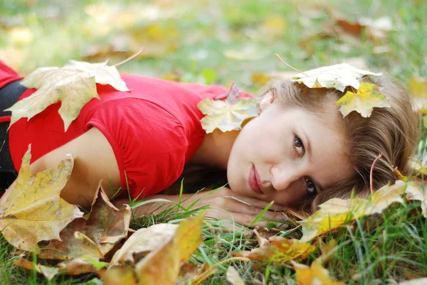 Genç kadın ve yaprakları — Stok fotoğraf