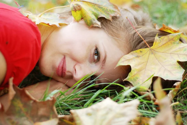 Jeune femme et feuilles — Photo