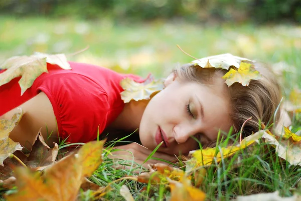 Jonge vrouw en bladeren — Stockfoto