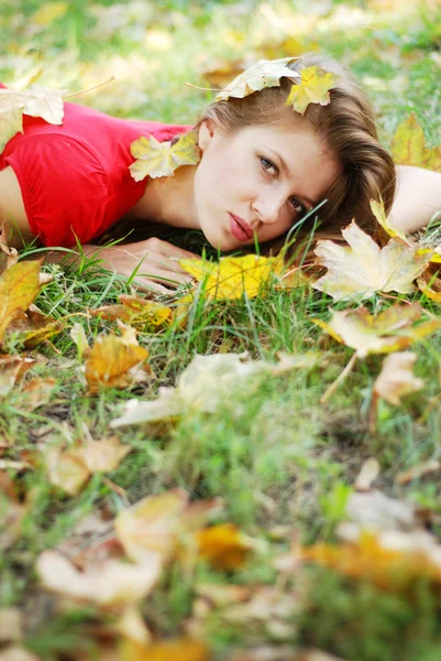 Giovane donna e foglie — Foto Stock