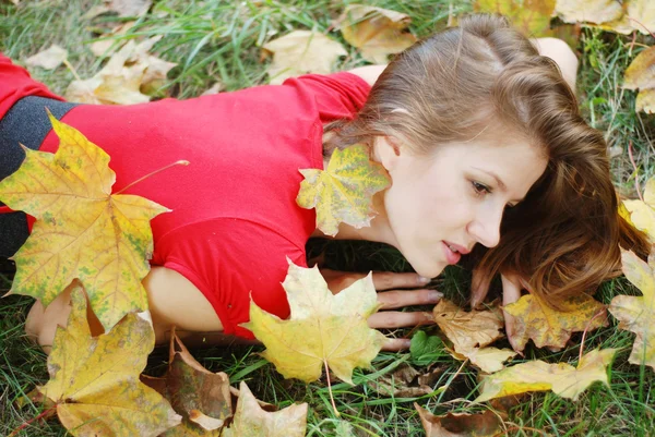 年轻女子和叶子 — 图库照片