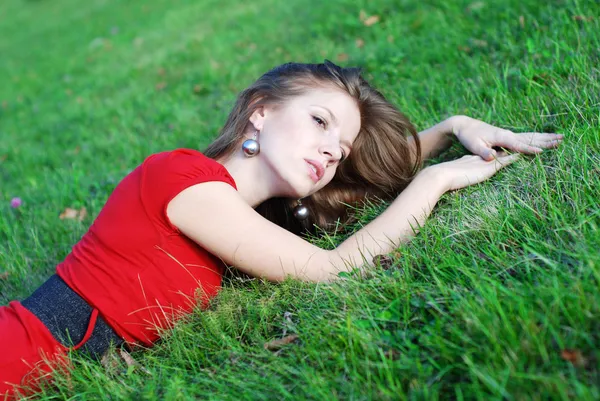 若い女性と緑の芝生 — ストック写真