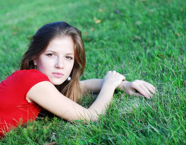 Młoda kobieta i trawa zielona — Zdjęcie stockowe