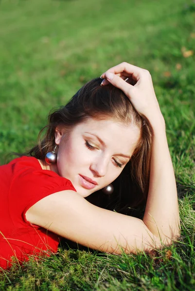 Jonge vrouw en groen gras — Stockfoto