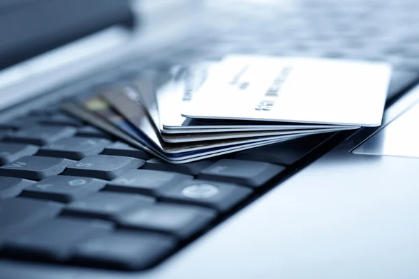 Tarjetas de crédito y laptop —  Fotos de Stock
