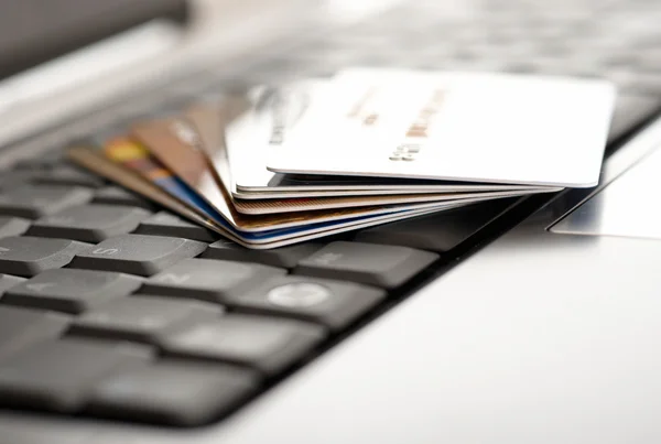Tarjetas de crédito y laptop. DOF poco profundo —  Fotos de Stock