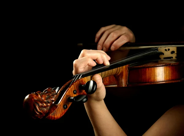 Muzyk grający na skrzypcach na czarnym tle — Zdjęcie stockowe