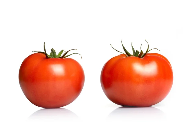 Δύο ντομάτες απομονωμένες σε λευκό φόντο — Φωτογραφία Αρχείου