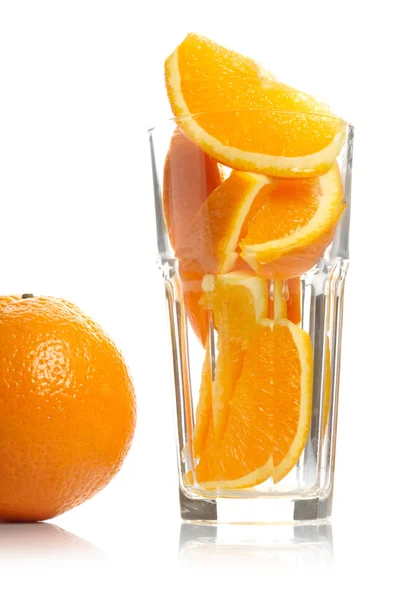 Orange a plátky ve skle izolovaných na bílém pozadí — Stock fotografie