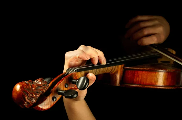孤立在黑色的小提琴在演奏的音乐家 — 图库照片