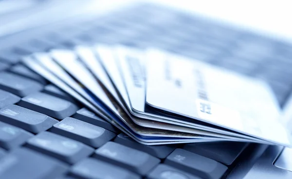 Tarjetas de crédito y laptop. DOF poco profundo — Foto de Stock