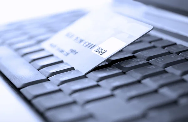 Tarjeta de crédito y laptop. DOF poco profundo — Foto de Stock