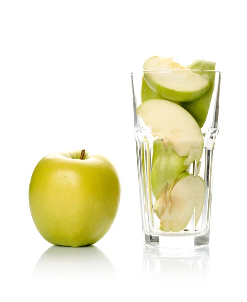 Pomme et tranches en verre isolé sur fond blanc — Photo