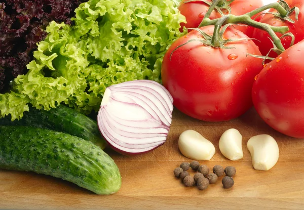 Fresh vegetables on wooden hardboard — Stock Photo, Image