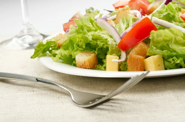 Salada em prato branco — Fotografia de Stock