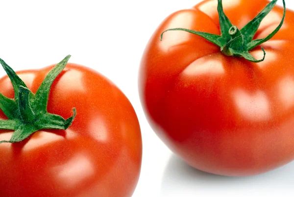 Två tomater isolerade på vit bakgrund — Stockfoto