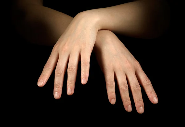 Frauenhände isoliert auf schwarzem Hintergrund — Stockfoto