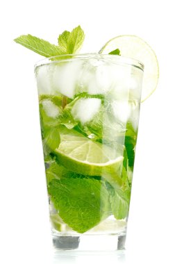 Mojito beyaz zemin üzerine kokteyl