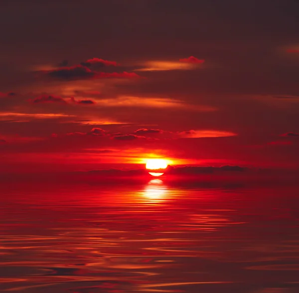Pôr do sol sobre a água — Fotografia de Stock