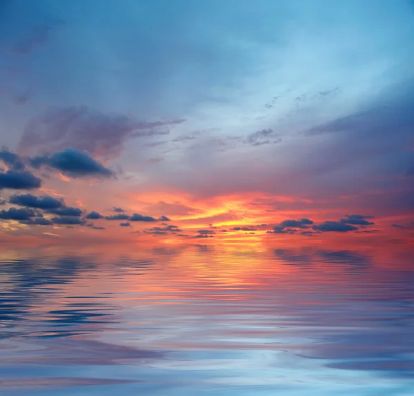Закат над водой — стоковое фото