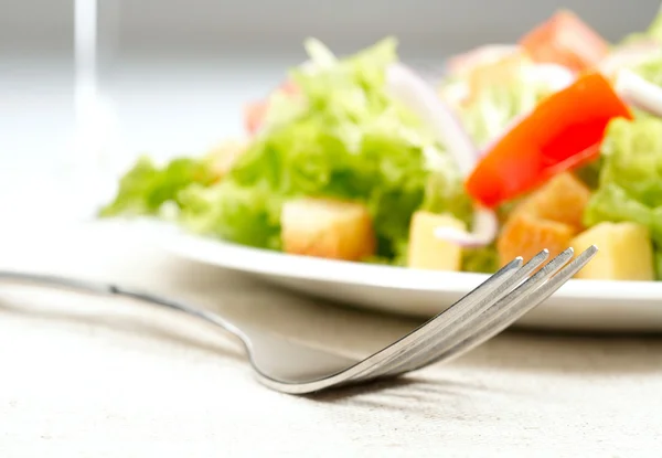 Салат на білій тарілці — стокове фото