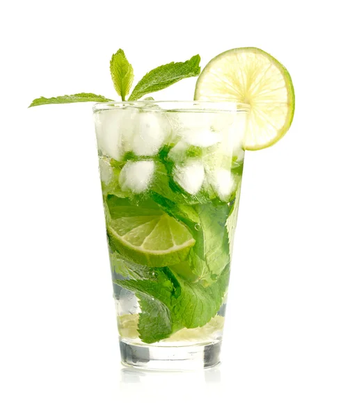 Mojito cocktail sur fond blanc — Photo