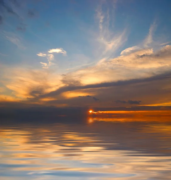 Драматическое небо над водой — стоковое фото