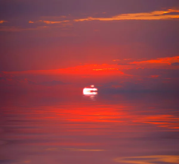 Pôr do sol sobre a água — Fotografia de Stock