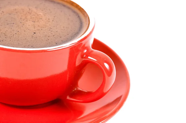 Червона чашка кави ізольована на білому. З пробілом для тексту — стокове фото